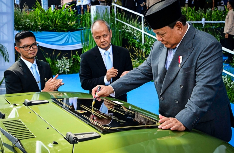 Presiden Prabowo Meresmikan Peluncuran Kenderaan Listrik Taktis Produksi PT Pindad