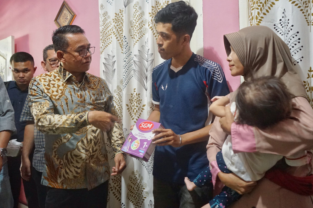 Beri Perhatian Khusus, Wakil Wali Kota Medan Jenguk Balita Pemderita Kanker Mata