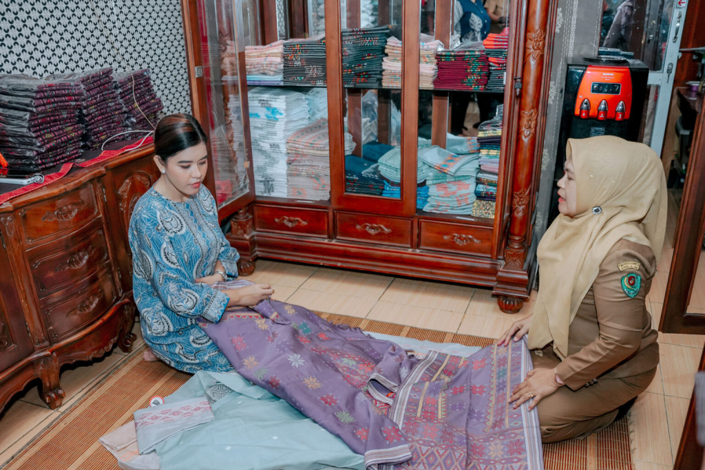 Kahiyang Ayu Dorong Wastra Khas Tabagsel Naik Kelas