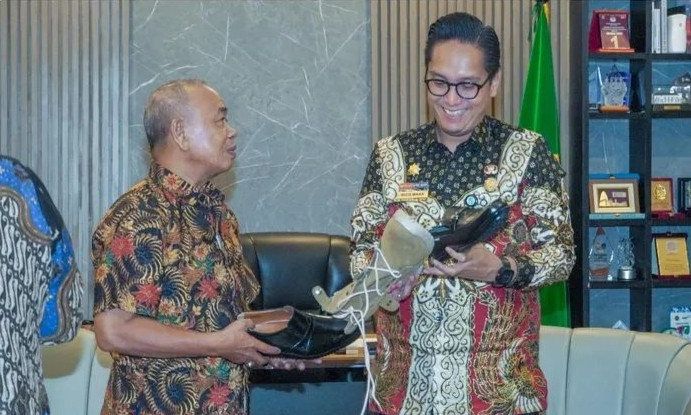 Kembalikan Kejayaan Sepatu Lokal di Medan, Ini yang Dilakukan Rico Waas