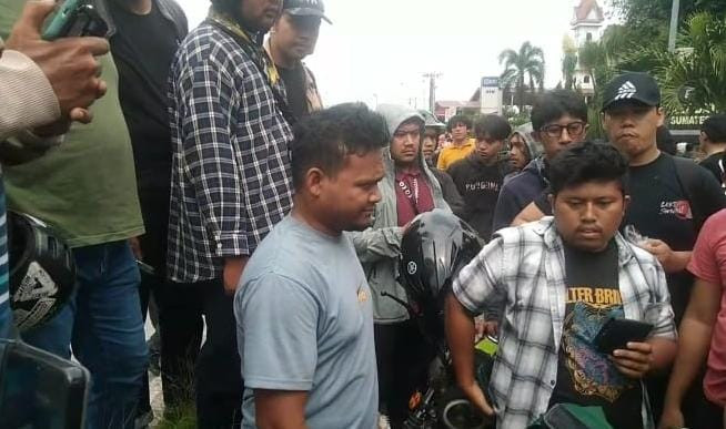 Ratusan Pengemudi Ojol Demo Polda Sumut, 3 Orang Diamankan Saat Bakar Ban