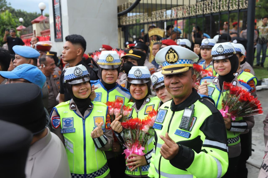 HUT ke-77, Polwan Polda Sumut Bagikan Bunga dan Sambut Aksi Solidaritas Ojol