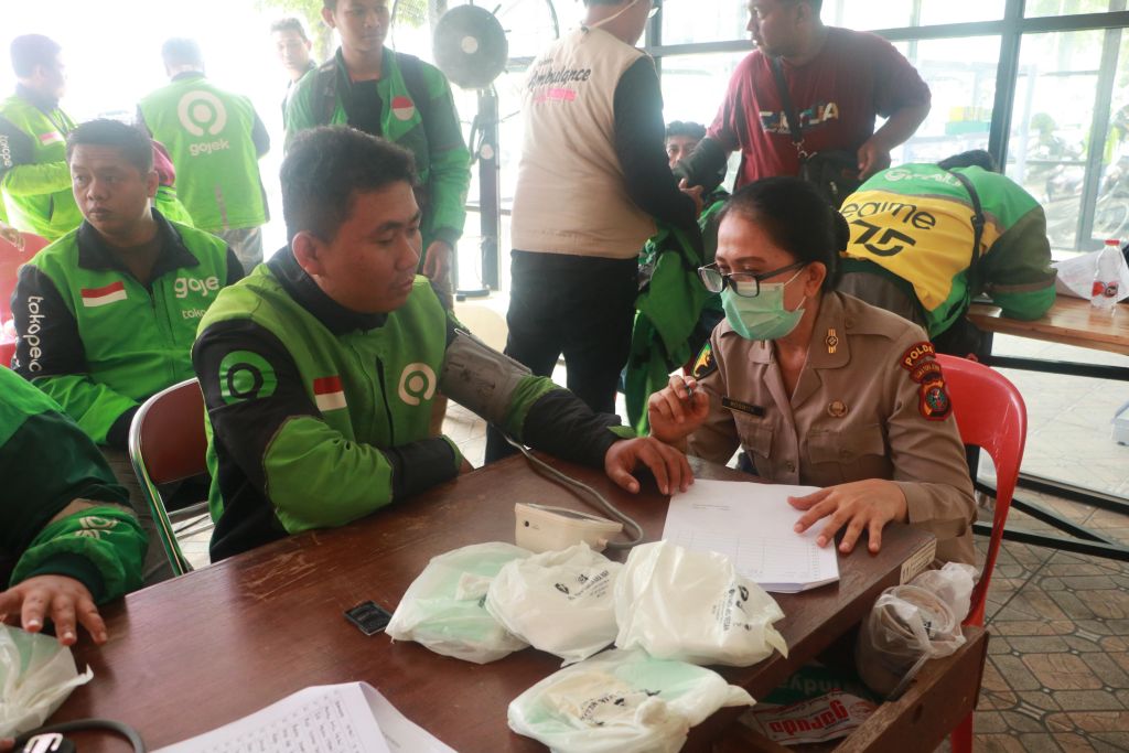 Ratusan Pengemudi Ojol Ikuti Pemeriksaan Kesehatan Gratis di RS Bhayangkara Medan